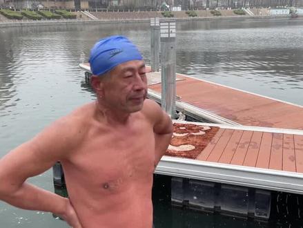 94岁老人,坚持冬泳63年,用行动告诉我们,“心态,真的很重要”。#老人 #冬泳 #活过100岁