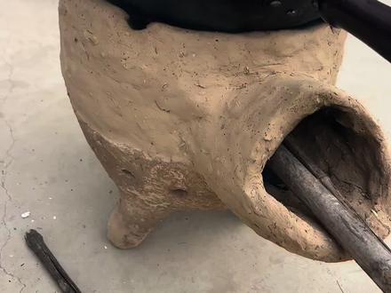 路边挖点泥巴,薅把杂草,就可以得到一个纯天然泥炉 我本来想研究火箭炉的,跑偏了好像。意外收获火力非常的大。
#泥炉 #泥炉教程#土灶教程 #柴火土灶 #柴火泥炉