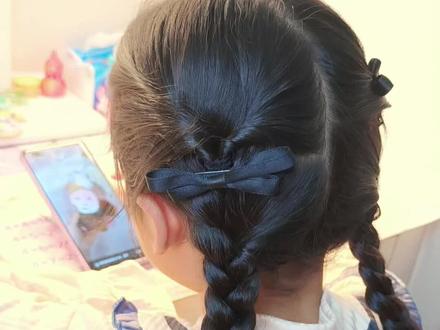 简单好看,蝴蝶结双麻花辫发型#儿童编发教程 #儿童编发 #生女儿就是用来打扮的 #新年发型 #头饰