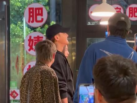 杭州肥姨妈螺蛳粉店火了!因为黄子韬徐艺洋来打卡,这碗粉太有排面了 #黄子韬徐艺洋吃螺蛳粉被偶遇 #肥姨妈螺蛳粉 #黄子韬 #徐艺洋