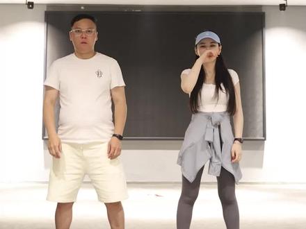 #青春夏日记热梗健身操挑战 #青春夏日记 #燃烧吧卡路里
今天 @睡懵的渣皇 和@一大只鬼ya 挑战了一把空姐之歌