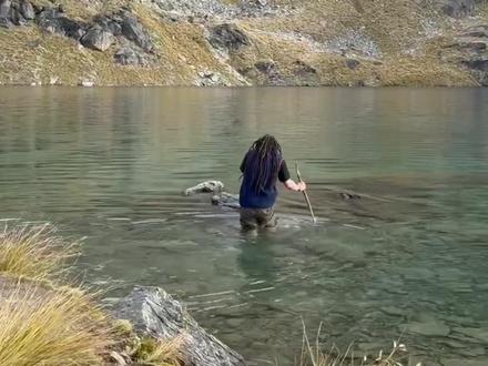 徒步很chill
蓝战非真的太厉害了 一天爆走三条步道
Roys Peak, Queenstown Hill, Ben Lomond
14小时 40km 累计3千米海拔差
含金量有多高懂得都懂
这条是remarkable滑雪场上的一条步道 可以走到非常漂亮的冰斗湖lake alta 有雪顶肯定更好看 但是冰水刺骨🥶
@蓝战非 非曰:人类就是不停的犯病🤣
#记录海外生活 #真实户外 #徒步 #替我自由 #蓝战非