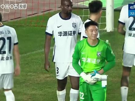 当方镜淇的手指以扭曲的姿态定格在绿茵场,那声“咔嗒”的脆响,不仅是骨骼错位的声音,更是职业球员用血肉之躯对抗极限的宣言。从飞身扑救的电光火石,到队医紧急复位时的冷汗涔涔,再到带伤镇守球门的冷静出击——每一次抬手都在撕裂伤口,每一次扑救都在挑战生理极限。这种“明知不可为而为之”的铁血,让我们看见足球最动人的底色:它从不是简单的胜负游戏,而是用疼痛浇灌出的英雄主义。当终场哨响,那只缠着绷带的手,早已超越了比分的意义,成为刻在球迷记忆里的勋章。心中的门神回来吧,津门虎需要你,没你是真的不行啊#方镜淇