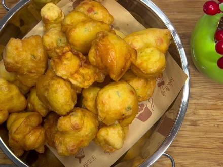 试试这个鸡蛋泡泡,全程手不沾面,不揉面,简单省事@吕小厨爱美食 #鸡蛋泡泡 #跟抖音学做菜 #我的厨房日记 #晒美食是对平凡生活的热爱 #妈呀太香了