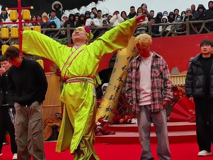 老嫂子男团的新节目拜新年太有活儿了,带你回忆小时候的玩法#万岁山沉浸式互动体验封神 #万岁山老嫂子 #万岁山斗舞还是太有节目了 #万岁山武侠城的神仙体验