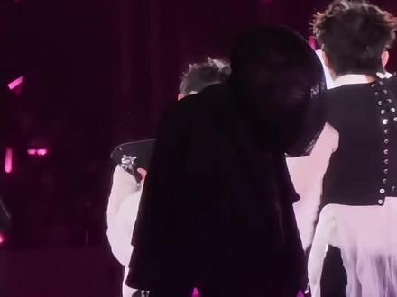 #周深 #周深苏州演唱会 来正面看宝子惊讶脸,哈哈也是没想到伴舞老师从露脐装→打底衫→到“不小心”捏爆气球 整出了一整个连续剧,哈哈哈哈哈哈哈哈。开始期待重庆啦🥳🧨【伴舞老师坏,最后还吓🐱一跳!!!#我担秒了全世界live现场 @卡布叻_周深