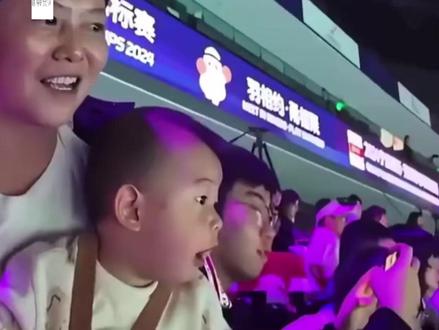 羽毛球世界冠军黄雅琼
与刘雨辰举行婚礼
巴黎奥运混双冠军搭档
郑思维的儿子艾登担任花童#艾登 #羽毛球世界冠军黄雅琼#刘雨辰