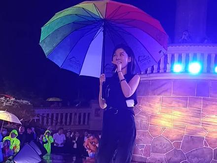 阿悠悠本人好漂亮,#音乐现场 淋雨看她演出