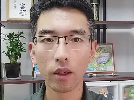 黄河改道促成淮海一家亲 #苏超 #淮海一家亲 #徐州 #苏超联赛 #原创 最近火爆的苏超,“淮海一家亲”的现象让人捧腹,“淮海济宁”“淮海商丘”“淮海宿州” 等城市的球迷不约而同为 “淮海大哥徐州” 应援,苏皖鲁豫交界地区的城市有着深厚的历史文化渊源,强烈的文化认同感和区域归属感, “淮海地区”有着相似的人文基础、文化风俗,这种共性除了地理变迁、历史交融、经济模式及人口流动等多重因素的长期作用外。我觉得作重要的是黄河在黄淮海平原上的多次改道。由于黄河历史上多次改道,与京杭大运河、淮河及其北部支流以及从山东丘陵南下的河流共同作用,形成了淮海地区水系网络的区域串联,这其中包括微山湖的扩容、洪泽湖、骆马湖等大型湖泊的形成。由于对频繁水患的共同挑战,促使沿河、沿湖居民形成相似的治水传统与防灾救难的习俗(如祭祀祈福、修建堤坝、兴修水利等集体协作文化)。河流冲刷的平原地形特别便于人口流动与物资交换,催生了相似的集市贸易模式(如 “赶集”“庙会”),而河流沿岸的码头文化(如河南周口、江苏淮安、山东济宁的漕运习俗)也成为跨区域文化融合的纽带。历史上的黄河多次夺淮入海导致黄淮流域生态剧变,大量人口被迫迁徙或聚居,形成 “以洪水灾难、流离失所为纽带” 的共同悲痛记忆。豫东、鲁西南、苏北、皖北地区因黄泛区形成的 “逃荒文化”(如安徽凤阳花鼓就曾作为乞讨工具而广为流传),成为区域内千百年来共享的集体回忆和对沉痛往事的哀叹。从黄河改道引发的集体应对,到黄淮地区文化的核心辐射,再到经济模式与语言体系的长期统合,多重因素共同编织出一张细密的文化网络,使得这片土地上的人民在生活习惯、价值观念、民间传统等层面形成了深刻的共性。