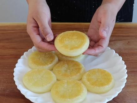 两个土豆一碗糯米粉,教你做香甜软糯土豆饼,做法简单,一看就会 只需两个土豆和一碗糯米粉,无需复杂技巧!教你制作外酥里嫩、香甜软糯的土豆饼。做法简单零失败,全程一看就会。金黄诱人,满口飘香,是全家都爱的快手早餐或美味小零食,赶紧动手试试吧!#土豆饼