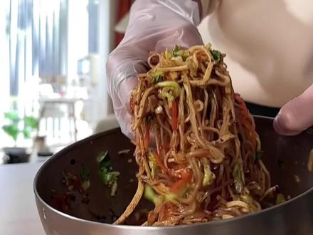 千万别让老爸看见👴‼️他会偷偷拿走下酒🍻 【辣拌三丝】
1️⃣大白菜、胡萝卜、豆腐皮(适量)切丝
2️⃣胡萝卜和豆腐丝焯水软化
3️⃣辣椒碎、芝麻、半勺油,搅匀后微波30-60秒,加盐、味精、零卡糖、生抽、陈醋、香油(一丢丢)
4️⃣三丝合体,加香菜和蒜末,倒料汁拌匀
—OVER—
#减脂餐 #低卡低脂餐 #减脂食谱 #健身饮食 #生活化减脂