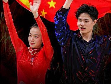 面对日本队的提前庆祝夺冠, 中国轮滑金童玉女用珠联璧合的神级表演,帮中国队实现首金!#轮滑 #朱思怡张颢 #冠军 #体育精神 #抖音精选