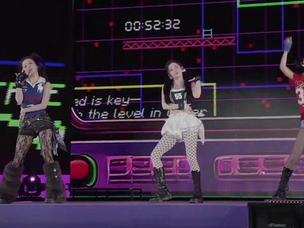 这约还续不续了? 只是因为出门逛街就被骂上热搜,舞台上扶了一把椅子就被解读成牟纱,aespa的粉圈战斗力有多恐怖?这个已经出道七年的女团,如今仍然队内争议不断,恋情绯闻更是全队四占三,还迎来了出道后首次续约谈判,韩国 line大概率会选择续约;宁艺卓可能回国发展,毕竟市场更大,Giselle 意向不明。最近的SM town就是最好的证明,以前的家族演唱会是年尾自家人关起门说自家话,不一定是神级舞台,但绝对是归属感和陪伴感拉满,现在不光整的像拼盘,连爱豆都心思各异。如今的六代新推团体没起色,高投入低回报,aespa的个人约去留就成了公司非常棘手的问题。以SM吃相难看的历史来看,为了逼续约很可能直接把资源绑定,之前aespa就因为皇族问题整天互秒,现在再把本就不多的资源再一分,外国line真是一点好处也捞不到。概念玩不明白,回归拿不到好歌,靠预录巡演圈米,难道以后都要靠挤压毒唯养老?其实去年吒但凡在闯美、回归、solo、舞台上任何一个点小爆都不至于这么被动,现在是想闯美要被嘲,想登顶又没条件,心有余力不足就是吒去年的关键词,只能期待续约再发展结果如何了#aespa #女团 #kpop #爱豆