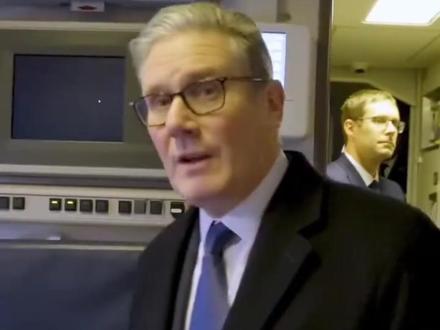 英国首相斯塔默吃云南菜! 并和餐厅工作人员热情合影#英国 #斯塔默 #云南菜