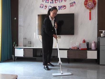 军嫂张艳红:“我们都不容易,但我们的付出都很有价值。”#八一建军节 #军嫂
摄制:张旭