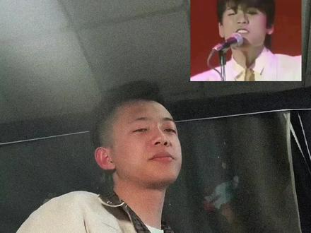 Monica 莫妮卡 日文吉川晃司 张国荣《Monica》 (莫妮卡)于1984年发行,被认为是粤语劲歌热舞的开山之作。原曲改编自日本歌手吉川晃司的歌曲。
《Monica》的影响力,离不开它独特的创作背景:当时填词人黎彼得正经历失恋,在音乐人黎小田“写一首开心的快歌”的邀约下,他独辟蹊径,完成填词。这种“快歌+悲伤内核”的巧妙融合,为歌曲增添了深刻的情感层次。
《Monica》对香港乐坛影响深远,是1980年代“劲歌热舞”热潮的引领者,打破了当时乐坛主流的抒情风格。作为张国荣的成名作,它开启了他的巨星时代。
当时有兴趣翻唱了日文原版 希望大家喜欢。
词记不住 得看平板 sorry~#张国荣 #Monica #吉川晃司 #莫妮卡 #日语歌