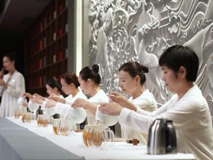 在立秋后的申时,为身体喝一杯平衡温润的茶汤吧!#茶修王琼#申时茶#行茶十式 #让生活慢下来#茶生活