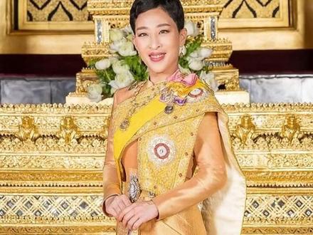 上周,泰王长女帕差拉吉帝雅帕公主突发严重心脏病,至今生死未卜。泰王一共7个子女,身边3个合法子女里,太子提帮功被传有发育障碍、二公主思蕊梵醉心时尚,唯独帕公主勤劳肯干、甘当王室“扶弟魔”。她的身体状况可能导致王室很可能风云突变,甚至上演新一轮“夺嫡之争”!##泰国王室 ##泰国公主 ##帕公主 ##泰王