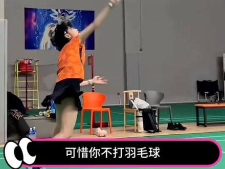 还不快艾特你的球搭子一起拍这个羽毛球烟花彩带!#羽球人 #羽球人的浪漫 #手抛彩带 #球搭子 #羽毛球