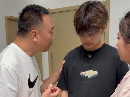 磊哥到底该怎么办 磊哥坚决不同意豪豪去见大11岁的女朋友,可是豪豪却恋爱脑上头不见到女朋友就不肯离开,杨婷也一味的惯着豪豪,这个事情到底该怎么解决呢#恋爱脑 #叛逆少年 #单亲家庭 #二婚 #磊哥和三妹