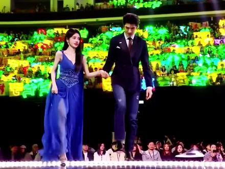 鞠婧祎九年之约重回星光大赏,再现“开口跪”的演唱实力,一身宝石蓝拖尾礼服气场全开,舞台动图迅速登上网络热搜美到失语,#鞠婧祎 #星光大赏