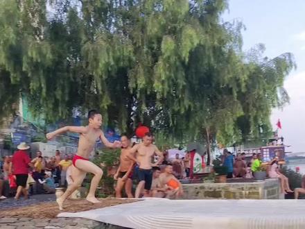 #跟我打卡最红地标
襄阳火星观码头冬泳基地