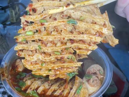 谁懂街边小摊鸡汁豆腐串好吃的程度!豆棍和豆排吸满了汤汁一口下去直接香晕了!#地方特色小吃 #街边小吃 #路边摊美味 #打卡街边美食 #鸡汁豆腐串