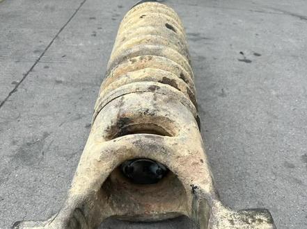 挖掘机涨紧油缸更换油缸,危险动作请勿模仿,专业的事交给专业的人#现场实拍 #挖掘机 #工程机械维修