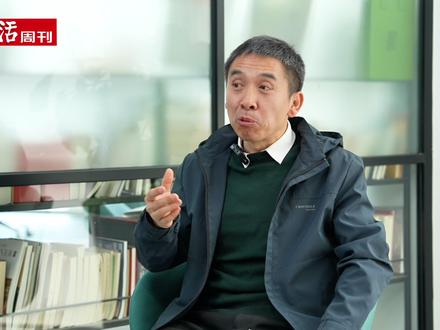 老年人要勇敢讲出期待与不满 “我到底是保姆还是父母?”在城市里,越来越多老人为照料孙辈而从老家赶来,成为“老漂族”。他们是当代中国家庭运转中不可或缺的力量。
西北农林科技大学教授陈辉在调研并访谈了上百位“老漂族”后写作《银发摆渡人》,他认为,老人们面临的最大困境并非适应外部城市环境,而是在家庭内部如何自处:许多人长期陷入“是保姆还是父母”的身份迷茫,还有人因为子女不够尊重而陷入“这一切值不值得”的自我怀疑。
陈辉说“老年人应该勇敢,应该讲出自己的期待,这样年轻人才有机会听到,才可能去观察,原来老人也不高兴。”
#老漂 #父母 #子女 #家庭 #家庭关系 #老年人 #老年群体 #媒体精选计划