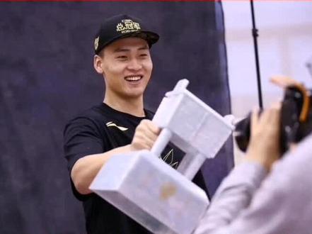 赵睿正式签约老东家广东宏远,合同已定,愿中国男篮后场新星未来仕途一路长虹#中国男篮 #篮球🏀 #广东宏远 #赵睿 @抖音小助手 @DOU+小助手 @抖音热点宝