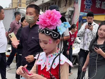 全网都在找的张熠微被阴视频来啦🔥😂😂😂#民族文化出圈 #游街表演 #国风小戏骨 #张熠微 #民俗文化 @巨量引擎小助手 @抖音小助手