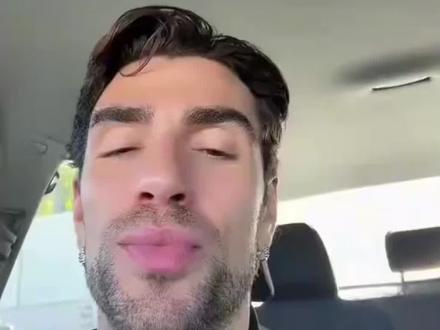 意大利博主吐槽实录|美国人别再蹭意大利人了✨ 顺便学口语
5 个意语口语高频词(超实用版)
smetterla di(口语短语)
👉 意思:别再…(自带吐槽 / 不耐烦的口语感)
视频语境:吐槽美国人别硬蹭意大利身份
例句:Smetterla di fare rumore!(别吵了!)
pretendere(v.)
👉 意思:硬要声称(明明不符合还硬说)
视频语境:pretendere di essere italiani(硬说自己是意大利人)
例句:Non pretendere!(别硬装了!)
guarda caso(口语表达)
👉 意思:说来也巧
视频语境:吐槽 “我一说自己是意籍,对方也这么说” 的巧合
例句:Guarda caso, ti ho visto!(巧了,我看见你了!)
per carità(口语表达)
👉 意思:行行好 / 得了吧(带无奈语气)
视频语境:吐槽美国人别痴迷当意大利人
例句:Per carità, basta!(行行好,够了!)
capita(v.)
👉 意思:常有的事
视频语境:安慰 “是美国人也不是大事”
例句:Capita!(很正常!)
💡 小作业:用其中 1 个短语造短句,评论区交哦~# 意大利语 #意语口语 #意语干货 #跨文化吐槽 #口语积累 #意大利留学