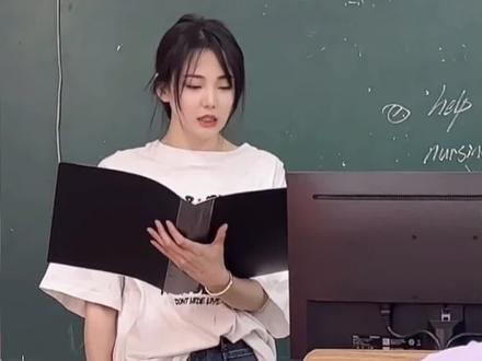 #当老师念错学生名字的时候 反应太可爱! 网友:这要是我老师,也不至于会挂科…来源:潘尤腻