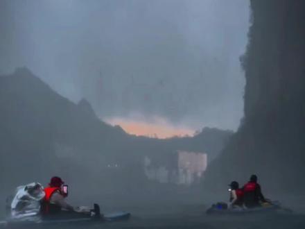 5月2号 河池天峨县红水河突发大暴雨,极端天气下的原声视频,感受一下人类的渺小吧 #天峨县 #红水河 #蓝刀风暴 #五一 #暴雨 @1259 @啊鲫 @就吃一点 @熬夜对身体不好