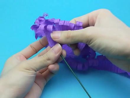 漂亮的皱纹纸薰衣草花朵,可以做一束摆在家里,方法简单立马学会