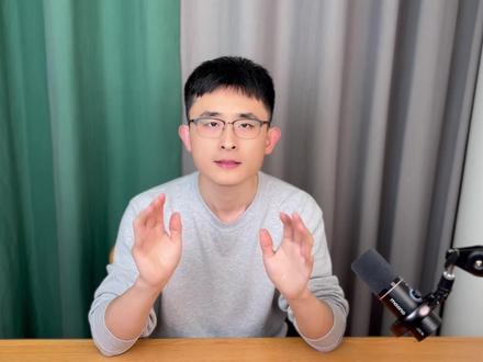 小桌面的电竞屏!几百元的2K180Hz 显示器体验到底如何 现在的显示器市场有个很奇怪的逻辑:屏幕一定要大,哪怕你的桌子只有 60 厘米深。但实际上,对于大多数坐在工位或宿舍的人来说,屏幕越大,往往意味着你的视线越涣散,你的操作越迟钝。 大家可以想想,当我们的视线需要不停地在 32 寸屏幕上左右大幅度扫动时,我们的反应速度其实已经被物理摊薄了。 真正的物理外挂,其实是把极致的性能缩进你的视线中心。今天,我们聊聊这台专为硬核小桌面设计的性能怪兽:拓普申 GX218F 拓普申 GX218F 是一台极度理性的产品。 它适合那些对画面细腻度有近乎偏执要求、且空间有限的硬核玩家。如果你已经厌倦了 1080P 的颗粒感,又不想被大屏带走专注力,这台小钢炮真的能让你眼前一亮。 #科技下一站 #电竞屏测评 #拓谱申显示器 #显示器推荐 #显示器测评