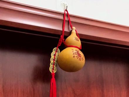 #葫芦文化 您知道挂葫芦的寓意嘛?
天然葫芦带上铜五帝钱,来个挂门上
平安 吉祥 福禄满门!#葫芦挂件 #五帝钱