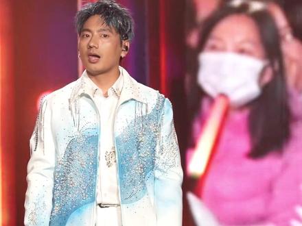 海来阿木哈尔滨演唱会与粉丝合唱《分儿币不掏》,结果自己没进去拍子真的好搞笑!#海来阿木#分币不掏 #来跳舞 #海来阿木哈尔滨演唱会