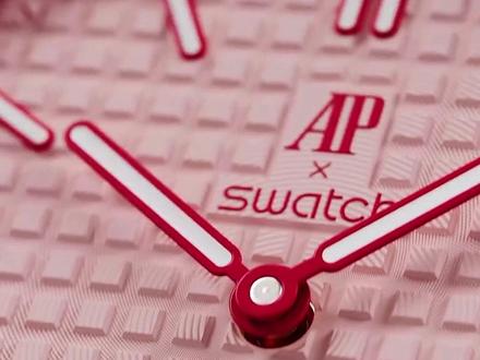 🌟Swatch×AP联名,到底是不是智商税? 通宵排队!Swatch×AP联名款简直是潮人福音!8种撞色配色,表壳可拆卸混搭,小牛皮挂绳质感拉满,既是个性项链,又是时尚挂饰,Pop艺术风适配街头、复古、通勤等风格!#Swatch #潮流穿搭 #潮流配饰 #爱彼