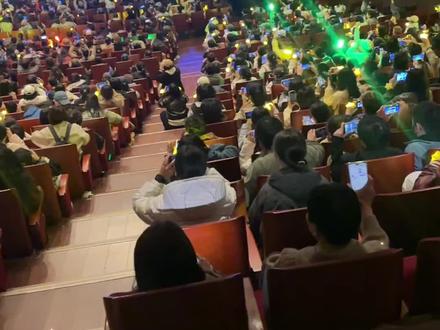 今天晚上陈丽君领衔主演话剧《枕头人》预演版在郑州大剧院演出最后一场#陈丽君#枕头人 #越剧陈丽君 #话剧 #郑州大剧院