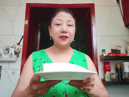 不用点豆腐就能吃到一碗豆腐脑,鸡蛋羹也可以,浇上透明的卤汁儿,花椒油,韭菜花儿,蒜水淋上麻酱,最后来一勺辣油,太好吃了大家早上好!