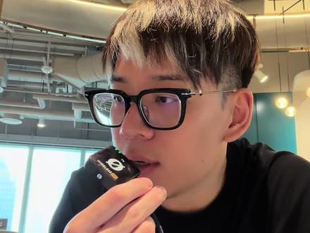 现在的ai agent好像有点太便宜了 现在的Agent是一套能替你完成任务的数字员工系统,它可以拆任务、调工具、读文件、做执行。而这样的ai员工只要200美元一个月?
that's why我觉得订阅制是终局。大模型公司先让你习惯每天使用 AI,把 AI 推进真实工作流,最后再慢慢提价。
一旦 Agent 替代的不是“一次回答”,而是一段真实工作,它的价格锚点就变了…Agent 的终局是数字劳动力定价。
#AI智能体 #Agent #人工智能 #AGI #AI创业