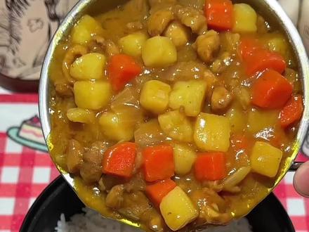 实习日记 |挑战10块钱做饭第七十五顿
今天吃咖喱土豆鸡肉盖浇饭!
鸡肉这么做太好吃啦!
拌上大米饭真的太绝啦!
ーローロ根本停不下来!
姐妹们快去试试!!
#咖喱鸡肉盖饭#一人食吃什么#美食教程#跟着抖音做美食 #自制咖喱鸡丁饭