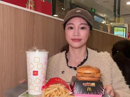 #麦当劳 #麦麦相传分享不断#麦当劳爆脆星星堡 #麦当劳飞天小女警#爆脆星星小女警餐