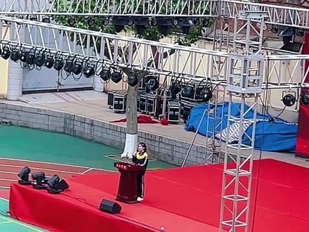 十八而志,梦想起航!旬中高三学子18岁成人礼! 愿你们:
兴致盎然的与世界交手,一直走在开满鲜花的路上,保持那一份对生活的热爱,奔赴向下一场山海。在十八岁的旅程中,勇往直前,无惧困难,以梦为马,不负韶华。在青春里熠熠生辉。前程似锦,光明璀璨!#以梦为马不负韶华 #加油少年未来可期 #努力吧少年 #校园活动 #老师辛苦了