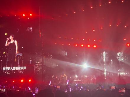 生哥微博之夜《晚礼服》夯爆了
直接梦回2024武汉场经典舞台
认真搞舞台的人永远发光
许愿:想看背心生哥!#陈楚生 #演唱会现场live