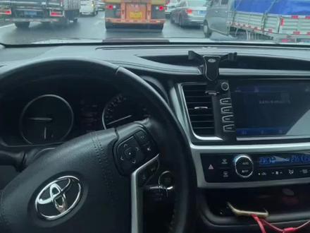 等红绿灯遇到大货车,方向盘记得往左打半圈#汽车知识