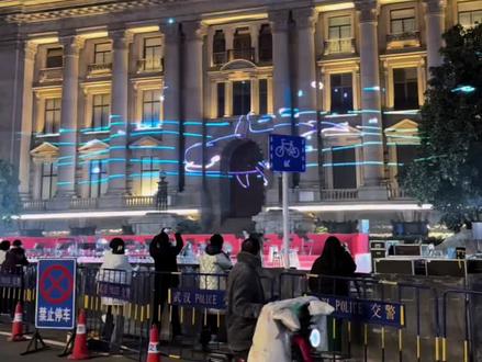 北京时间武汉20:43,江汉路沿江大道江汉关跨年预告,灯光演示。马上就要跨年啦!在今天的最后,希望你爱与运气同在,平安喜乐,幸福美满愿你在2026,一切如意!❤️