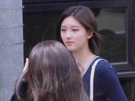 有谁知道这个动作是什么意思?#张元英 #jk制服 #美女