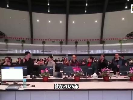 全球震惊! 中国1亿度高温燃烧1066秒,核聚变时代要来了? 太阳核心温度1500万度,中国造了个东西比它烫7倍,还连续燃烧了1066秒。
这就是中国人造太阳EAST,一台托卡马克核聚变装置,藏在安徽合肥,正在悄悄改写人类能源史。一升海水提取的燃料 = 300升汽油全球海水储量 = 人类几十亿年的能源
污染?几乎为零。爆炸风险?比烧煤还低。但这件事难到什么程度?全世界砸了几百亿美元,研究了整整70年,才走到今天这一步。中国是怎么做到的?核聚变离我们还有多远?看完这期你就全明白了。#人造太阳 #核聚变 #可控核聚变 #科普#青年创作者成长计划